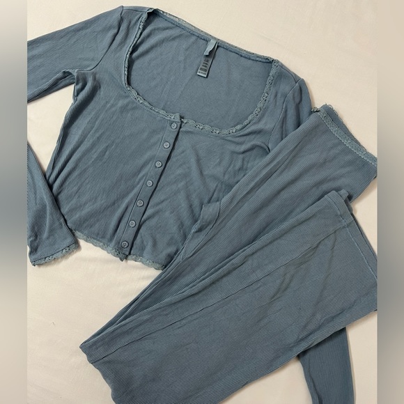 CROP SCOOP LONG SLEEVE: NAVY